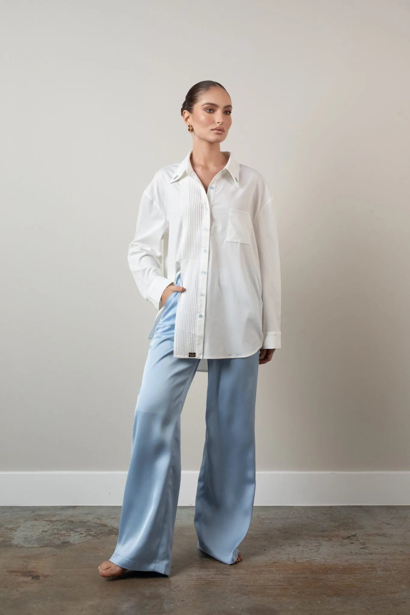 Lifestyle Soft blue trousers with fluid drape, Elizabethan World
